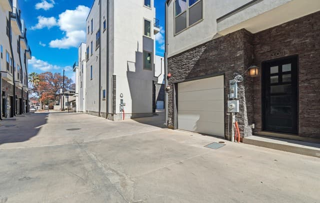 3-bedroom rental at 1817 N St Marys St Unit 301 in San Antonio, TX — photo 1