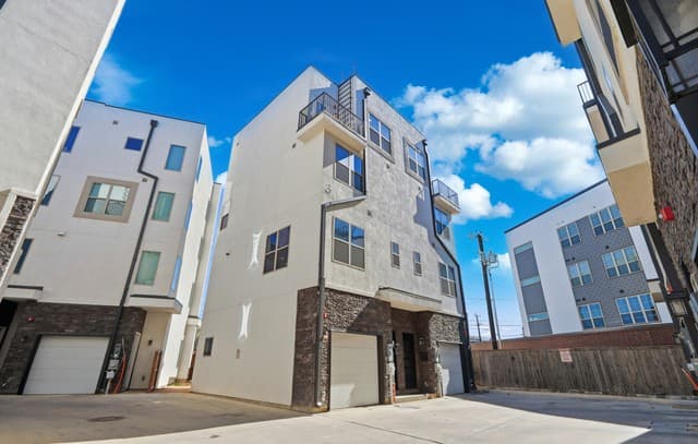 3-bedroom rental at 1817 N St Marys St Unit 301 in San Antonio, TX — photo 2