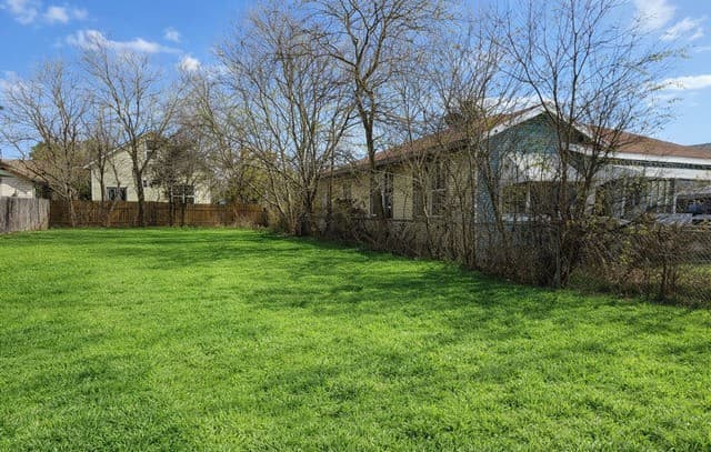 rental at 606 S Olive St in San Antonio, TX — photo 3