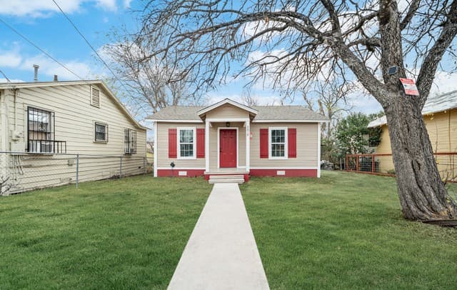 3-bedroom rental at 2619 E Houston in San Antonio, TX — photo 2