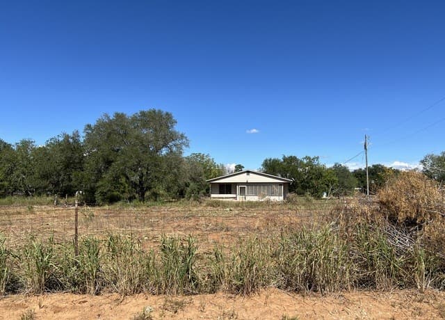 3-bedroom rental at 3200 N State Highway 16 in Jourdanton, TX — photo 3