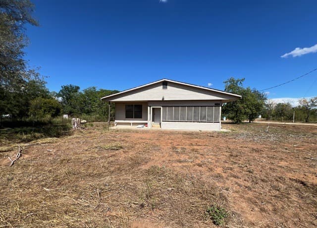 3-bedroom rental at 3200 N State Highway 16 in Jourdanton, TX — photo 4