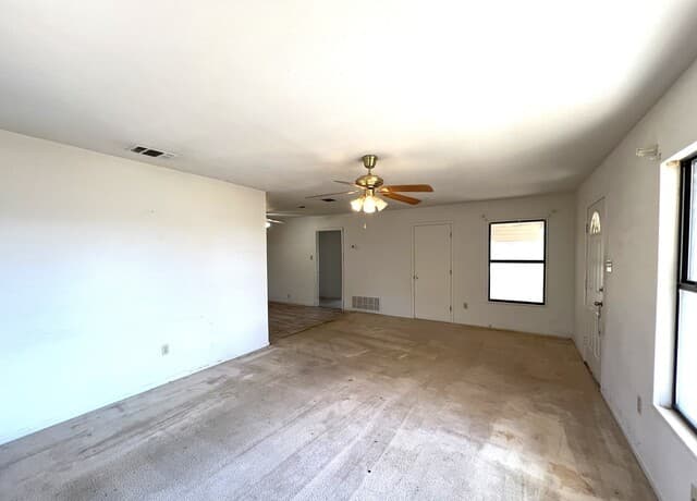 3-bedroom rental at 3200 N State Highway 16 in Jourdanton, TX — photo 5