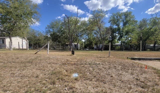 rental at 304 E Hunt St in Pleasanton, TX — photo 1