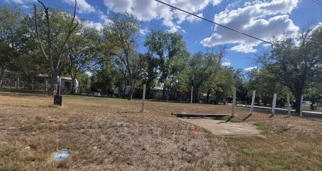 rental at 304 E Hunt St in Pleasanton, TX — photo 2