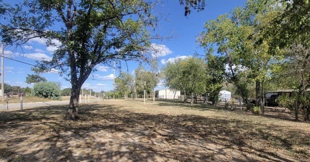 rental at 304 E Hunt St in Pleasanton, TX — photo 4