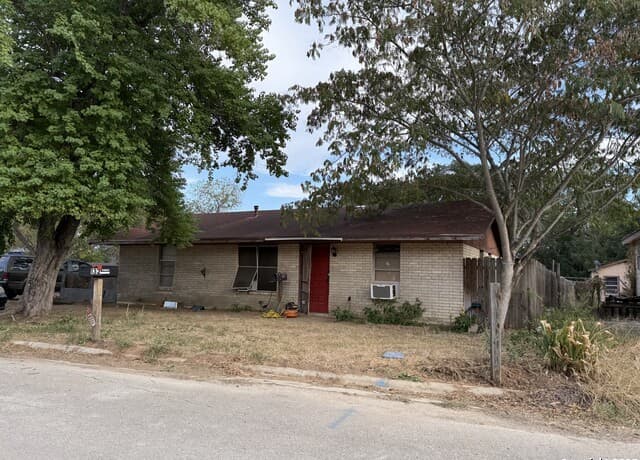 3-bedroom rental at 904 W. West Street in Stockdale, TX — photo 1