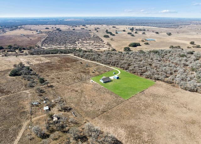 3-bedroom rental at 5476 County Road 427 in Stockdale, TX — photo 4