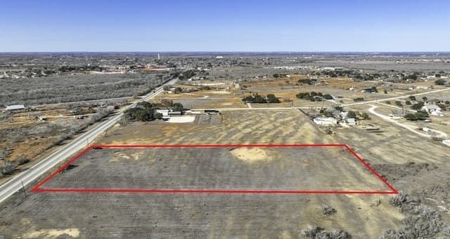 rental at 000 Highway 16 in Jourdanton, TX — photo 5