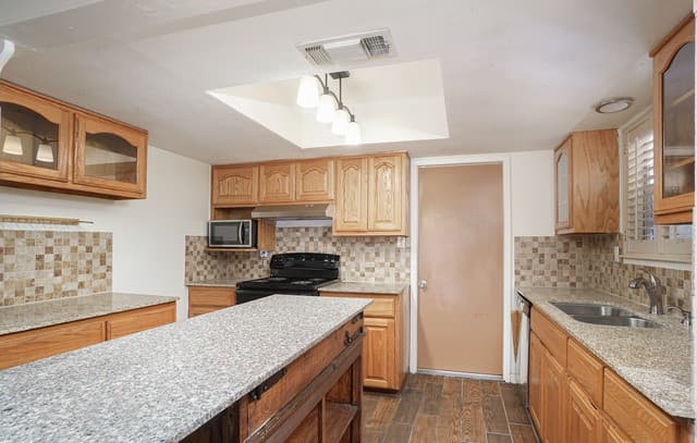 3-bedroom rental at 7610 Meadow Green in San Antonio, TX — photo 4