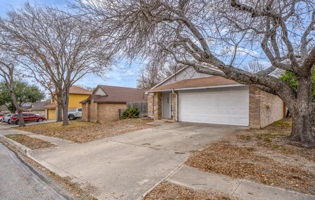 3-bedroom rental at 6003 Broadmeadow in San Antonio, TX — photo 2