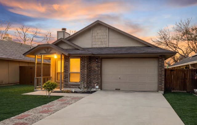 3-bedroom rental at 12043 Stoney Xing in San Antonio, TX — photo 2