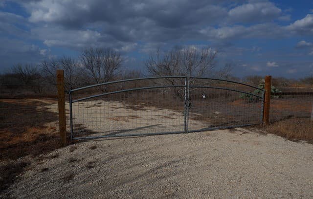 rental at 464 Cr354 in Charlotte, TX — photo 2