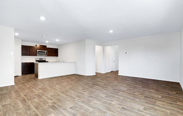 4-bedroom rental at 13512 Waxman Spark in San Antonio, TX — photo 5
