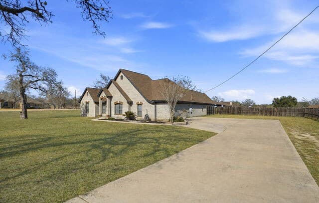 Home for sale at 108 Abrego Ridge in Floresville, TX — photo 3