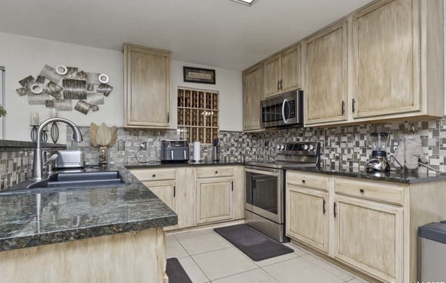 4-bedroom rental at 707 Ridingate Farm in San Antonio, TX — photo 5