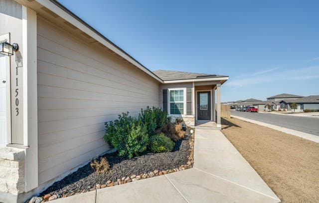 3-bedroom rental at 11503 Lazybird in San Antonio, TX — photo 3