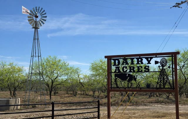 rental at 105 Sylas Hayes in Pleasanton, TX — photo 1
