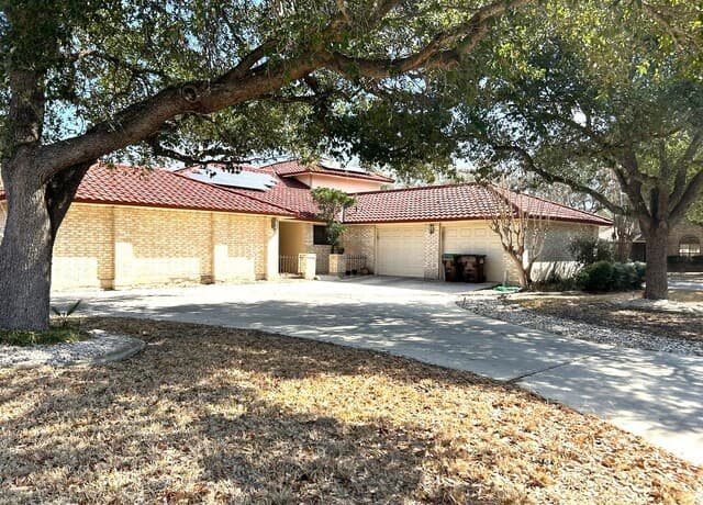4-bedroom rental at 6302 Port Royal in San Antonio, TX — photo 1