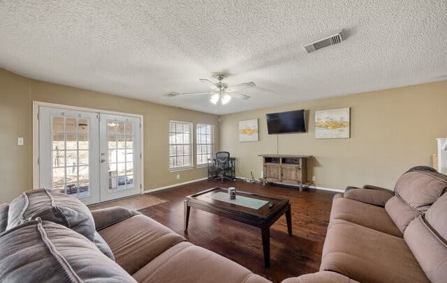 4-bedroom rental at 7318 Raintree in San Antonio, TX — photo 3