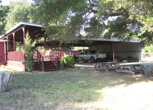 3-bedroom rental at 580 Cr 663 in Devine, TX — photo 2
