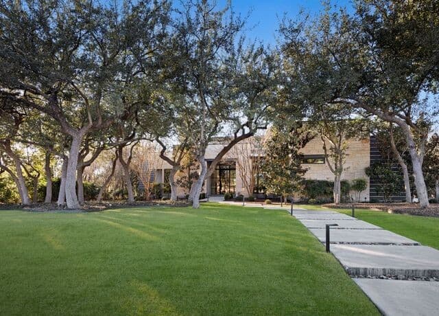 5-bedroom rental at 2 Via Aragon in San Antonio, TX — photo 1