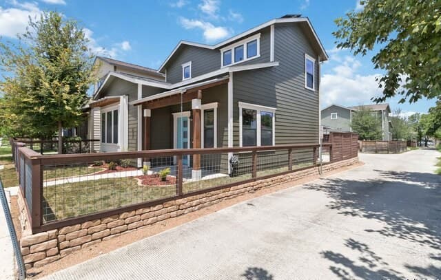 3-bedroom rental at 631 Burleson in San Antonio, TX — photo 2