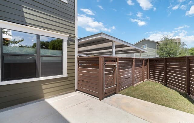 3-bedroom rental at 631 Burleson in San Antonio, TX — photo 3