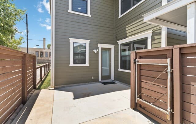 3-bedroom rental at 631 Burleson in San Antonio, TX — photo 4