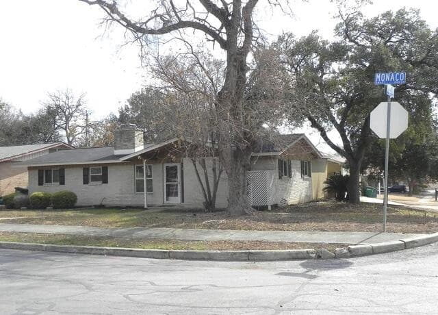 4-bedroom rental at 4406 Monaco in San Antonio, TX — photo 2