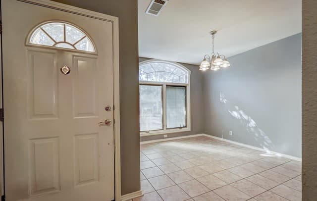 3-bedroom rental at 6003 Woodway in San Antonio, TX — photo 5