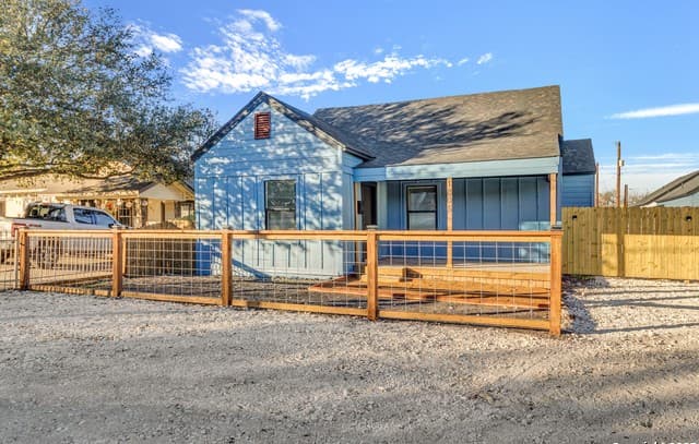 rental at 13919 Brook Hollow Blvd in San Antonio, TX — photo 2