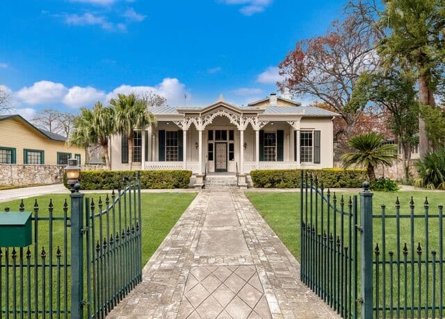 5-bedroom rental at 231 Washington in San Antonio, TX — photo 1