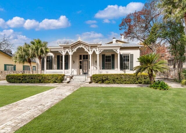 5-bedroom rental at 231 Washington in San Antonio, TX — photo 2