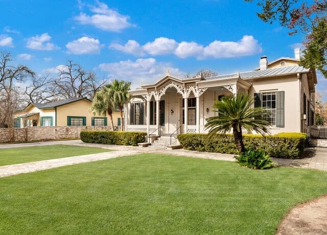5-bedroom rental at 231 Washington in San Antonio, TX — photo 3