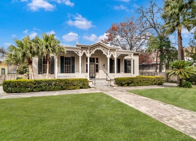 5-bedroom rental at 231 Washington in San Antonio, TX — photo 4