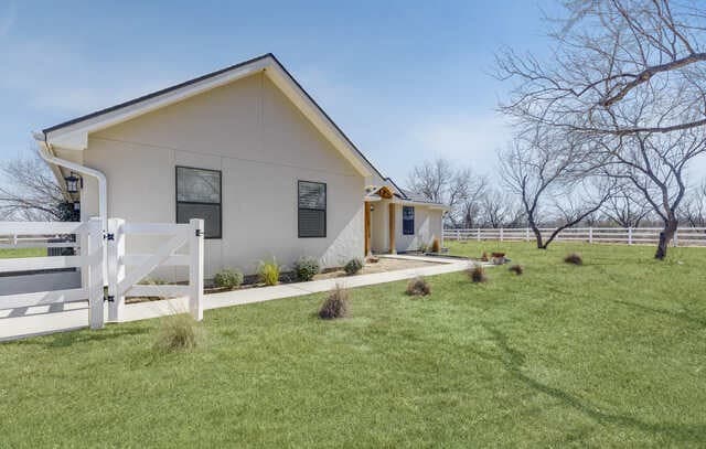 4-bedroom rental at 16282 Fm 472 in Bigfoot, TX — photo 3