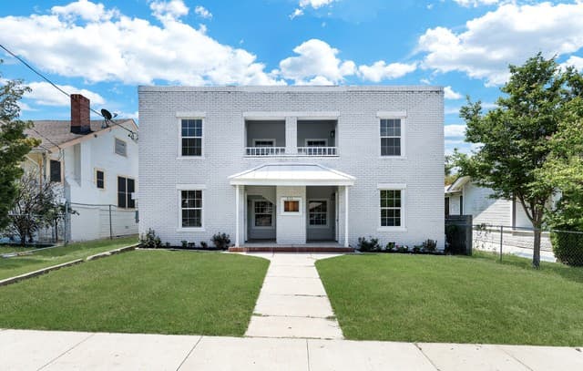 rental at 834 W Russell Pl in San Antonio, TX — photo 1