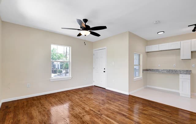 rental at 834 W Russell Pl in San Antonio, TX — photo 2