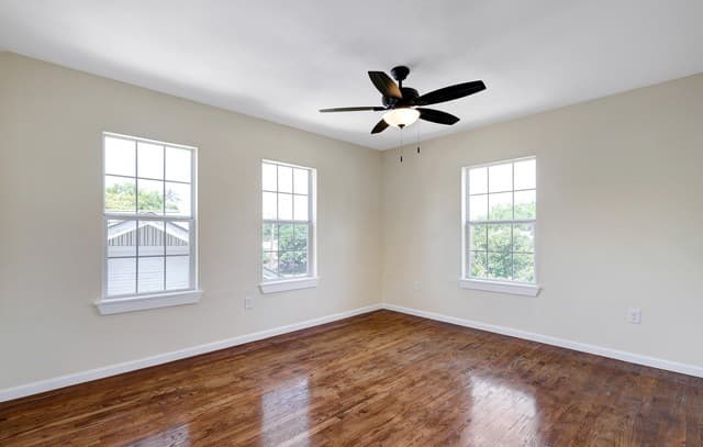 rental at 834 W Russell Pl in San Antonio, TX — photo 3