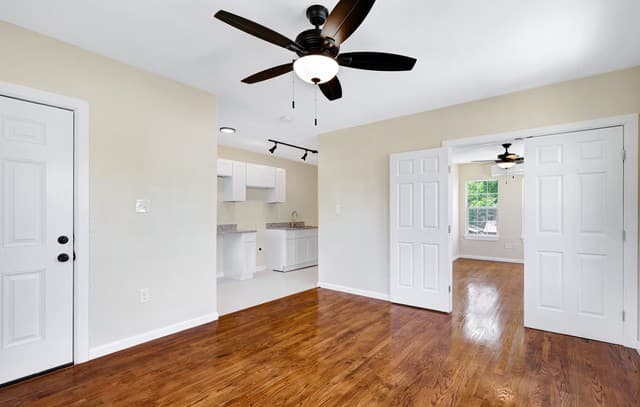 rental at 834 W Russell Pl in San Antonio, TX — photo 4