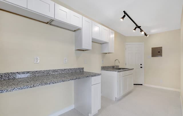 rental at 834 W Russell Pl in San Antonio, TX — photo 5