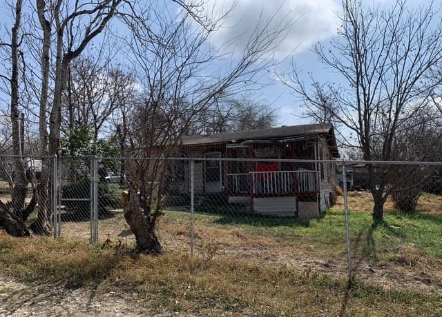 2-bedroom rental at 4254 Twin Vly in Von Ormy, TX — photo 5