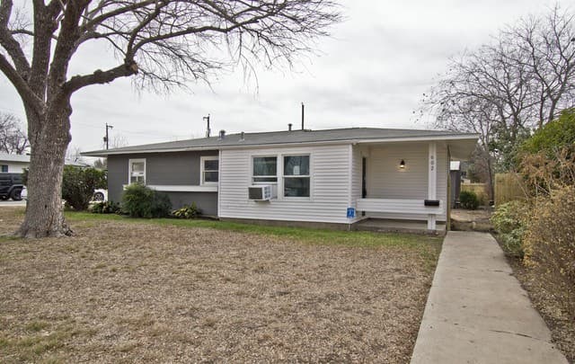 3-bedroom rental at 602 Sacramento in San Antonio, TX — photo 2