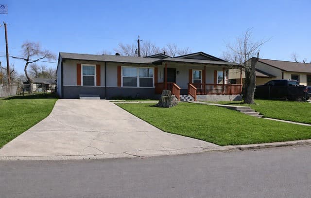 3-bedroom rental at 2231 Waverly Ave in San Antonio, TX — photo 2