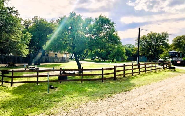 Home for sale at 605 Lakeshore Ln in Bandera, TX — photo 4