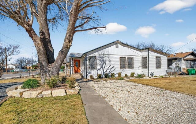 4-bedroom rental at 843 Hoover Ave in San Antonio, TX — photo 1