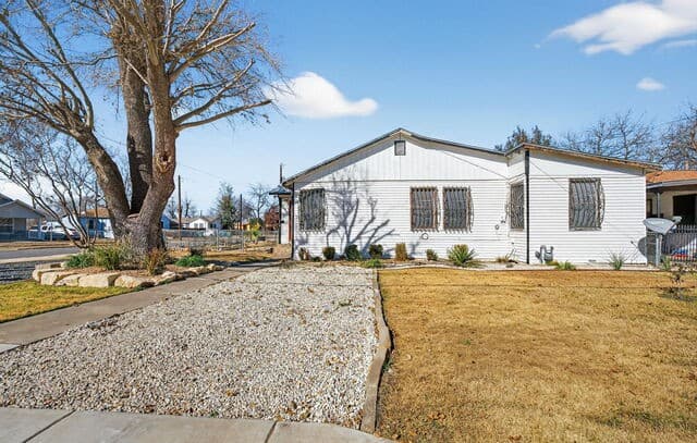 4-bedroom rental at 843 Hoover Ave in San Antonio, TX — photo 3