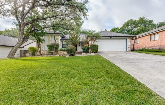 3-bedroom rental at 8510 Odyssey in Universal City, TX — photo 2