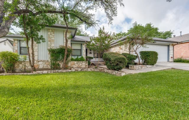 3-bedroom rental at 8510 Odyssey in Universal City, TX — photo 3